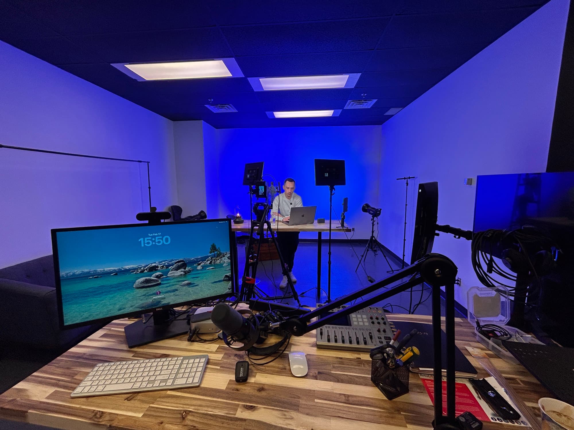 Poste de webdiffusion avec écrans, ordinateur portable et éclairage de studio