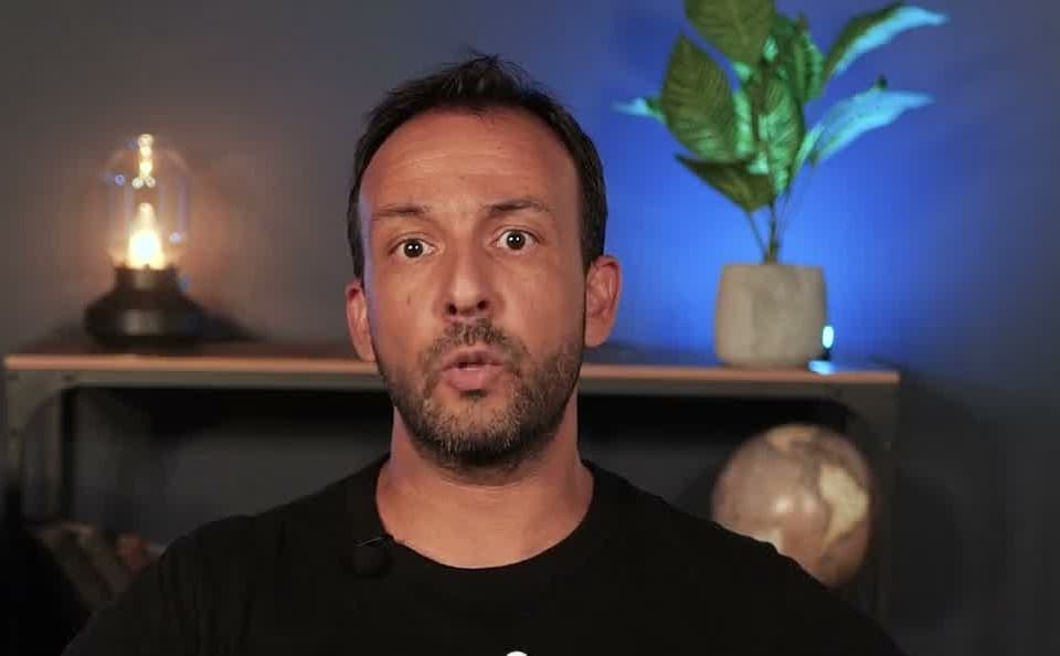 Mehdi, fondateur du Studio de l'île, dans son studio à l'Île-des-Sœurs